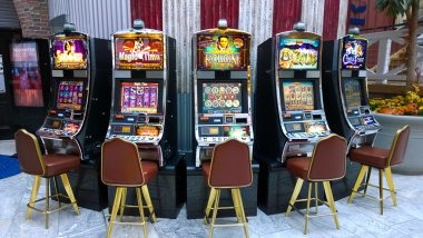 Live dealer spinning the American Roulette wheel on suhu 69 mobile